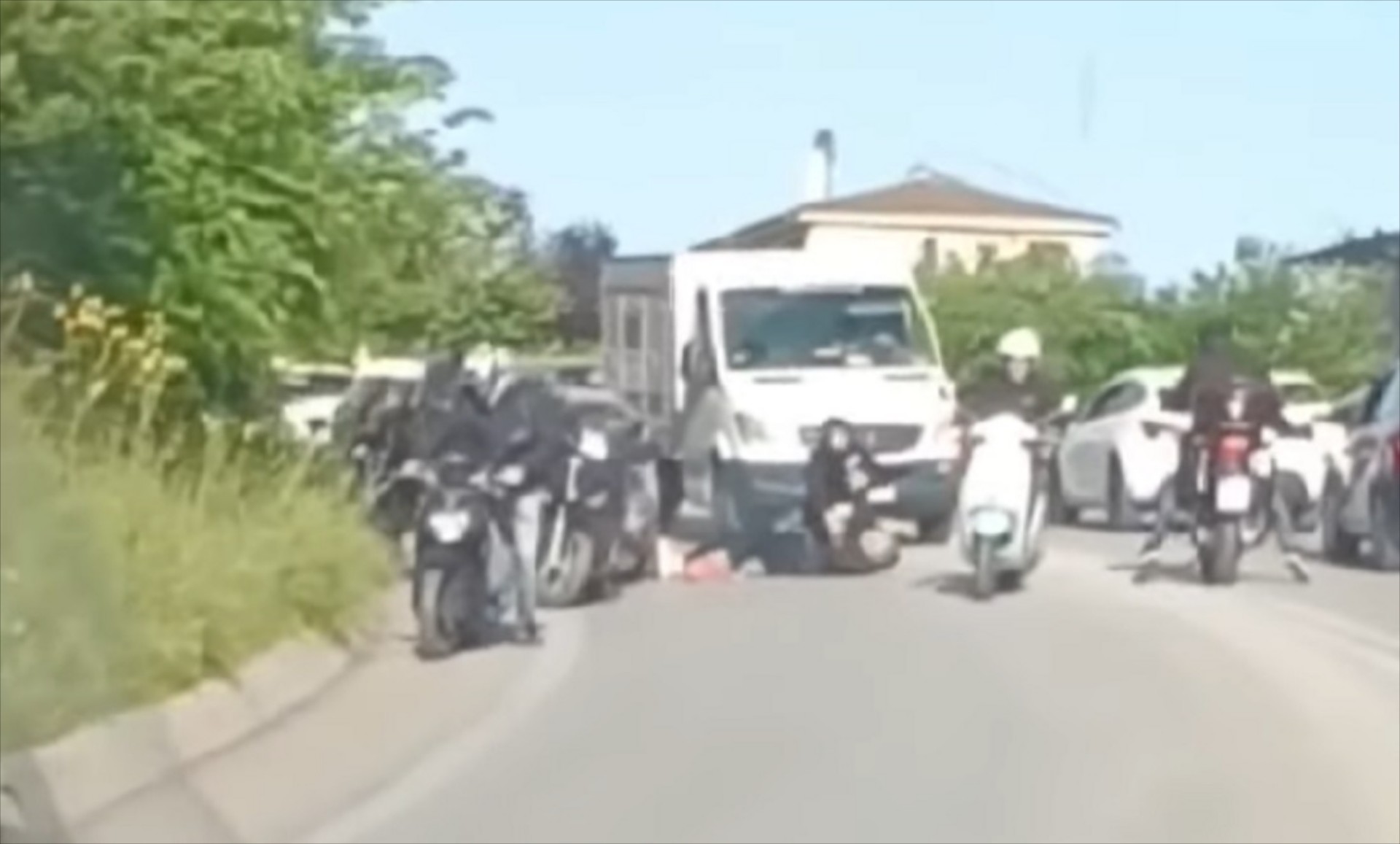 Θεσσαλονίκη: Οδηγοί παίζουν ξύλο στον δρόμο – Δείτε το video 