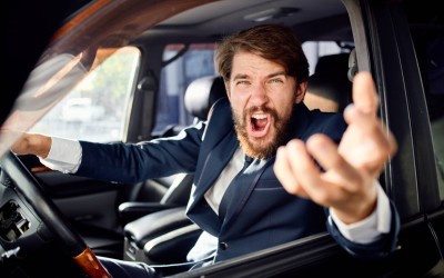 Πρόστιμο 4.000 ευρώ σε οδηγό που υψώνει το μεσαίο δάχτυλο - Ποια χώρα το επιβάλλει;