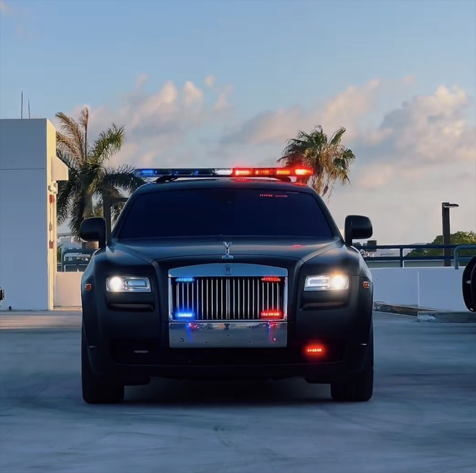 Περιπολικό Rolls-Royce Ghost εξαγριώνει τους πολίτες – Δεν είναι στο Dubai