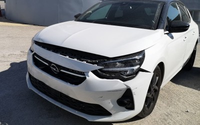 Τράκαρα με αυτοκίνητο χωρίς πινακίδες - Τι γίνεται;