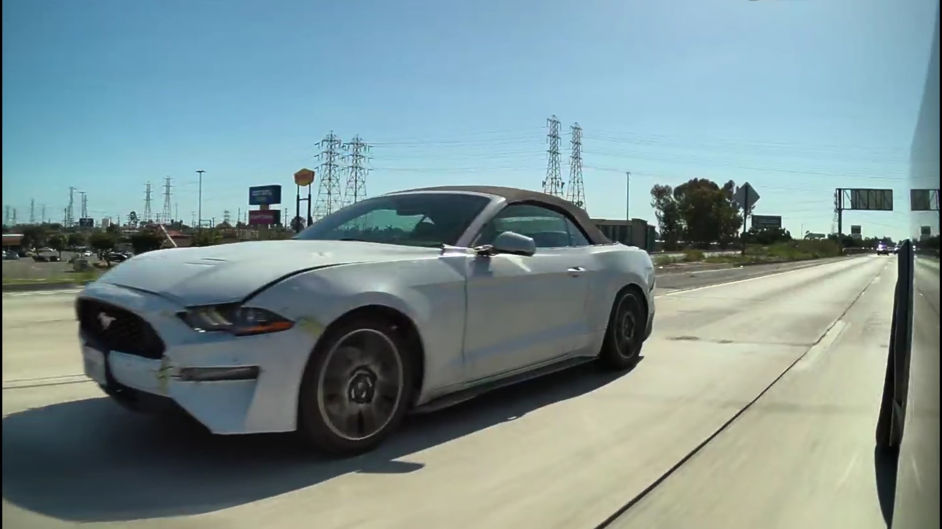 Ford Mustang τρακάρει Tesla Cybertruck κι εξαφανίζεται - Ποιο έπαθε μεγαλύτερη ζημιά; [video]