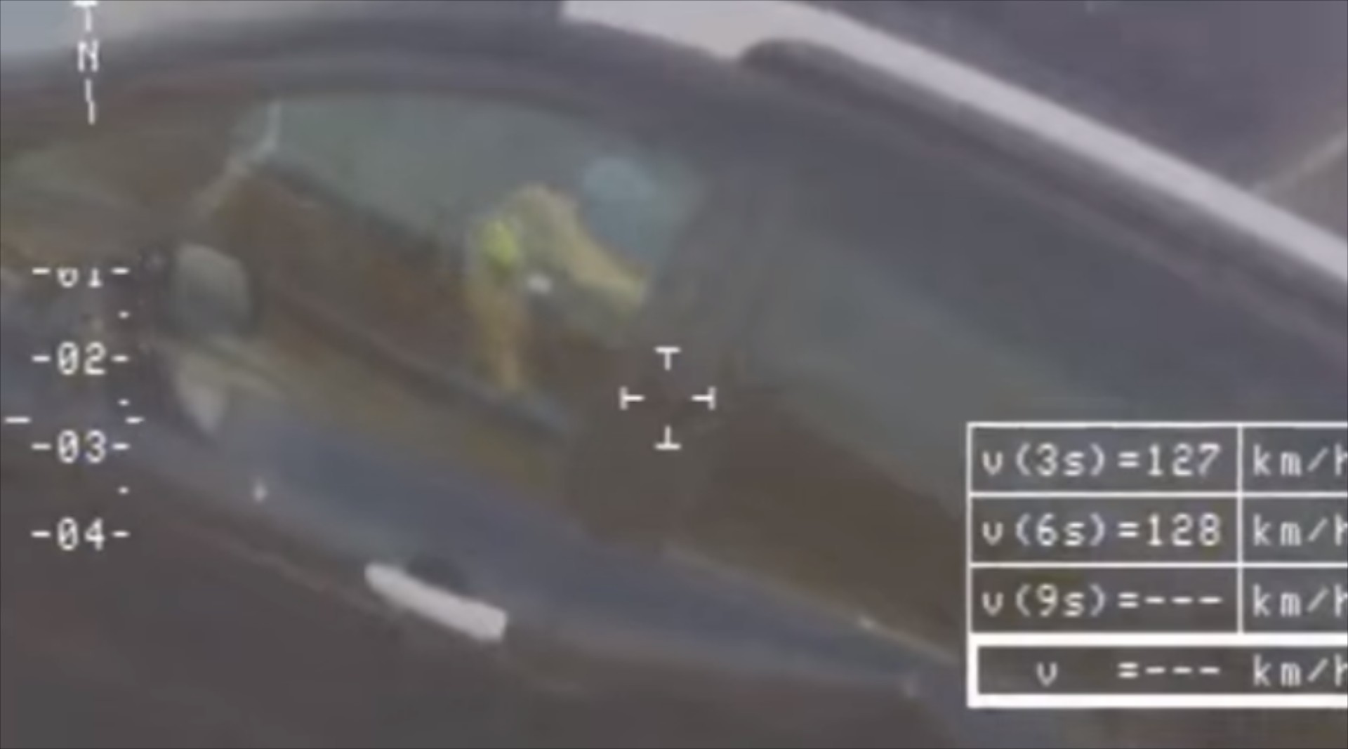 Οδηγός έλυνε τον κύβο του Ρούμπικ στα 126 km/h - Τον είδε ελικόπτερο της αστυνομίας [video] 