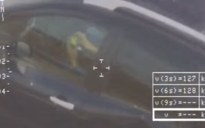 Οδηγός έλυνε τον κύβο του Ρούμπικ στα 126 km/h - Τον είδε ελικόπτερο της αστυνομίας [video] 