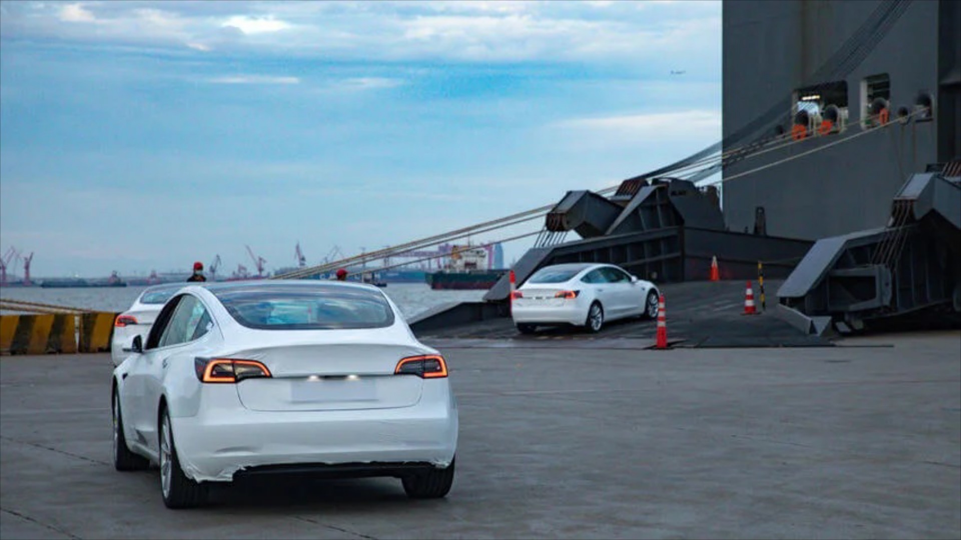 Το κόλπο των Tesla - Πώς μπαίνουν στα ελληνικά πλοία με γεμάτη μπαταρία