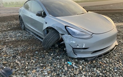 Τesla πήγε να τρακάρει με τρένο δυο φορές – Γλίτωσε από θαύμα ο οδηγός [video]