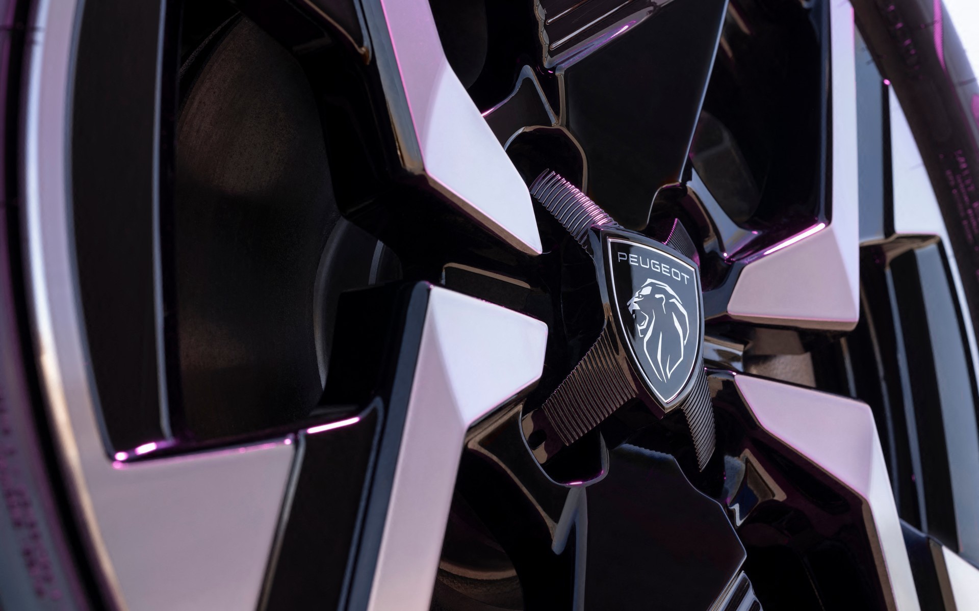 Ποιο best-seller SUV της Peugeot έχει 136 ίππους και καίει 4,9 lt/100km;