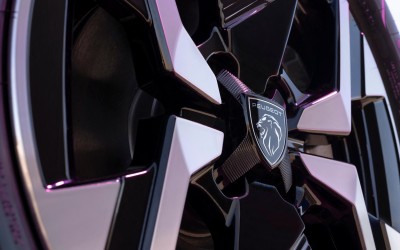 Ποιο best-seller SUV της Peugeot έχει 136 ίππους και καίει 4,9 lt/100km;