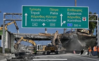 Ισθμός: Γκρέμισαν τη γέφυρα και μαζεύουν τα μπάζα – Σε πόσες μέρες θα ανοίξει η εθνική οδός
