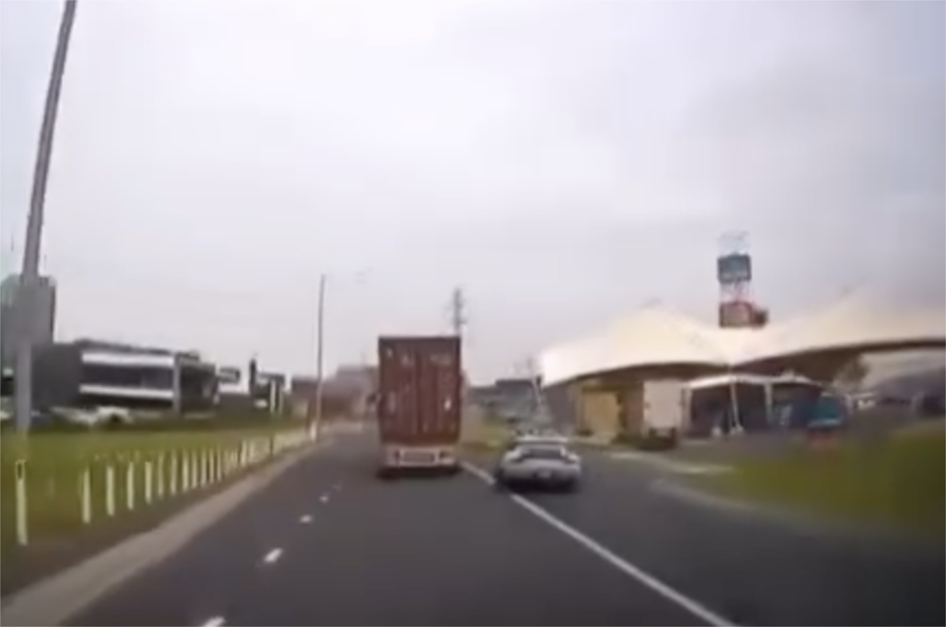 Οδηγός Porsche πήγε να περάσει από δεξιά φορτηγό – Αυτή ήταν η κατάληξη (video) 