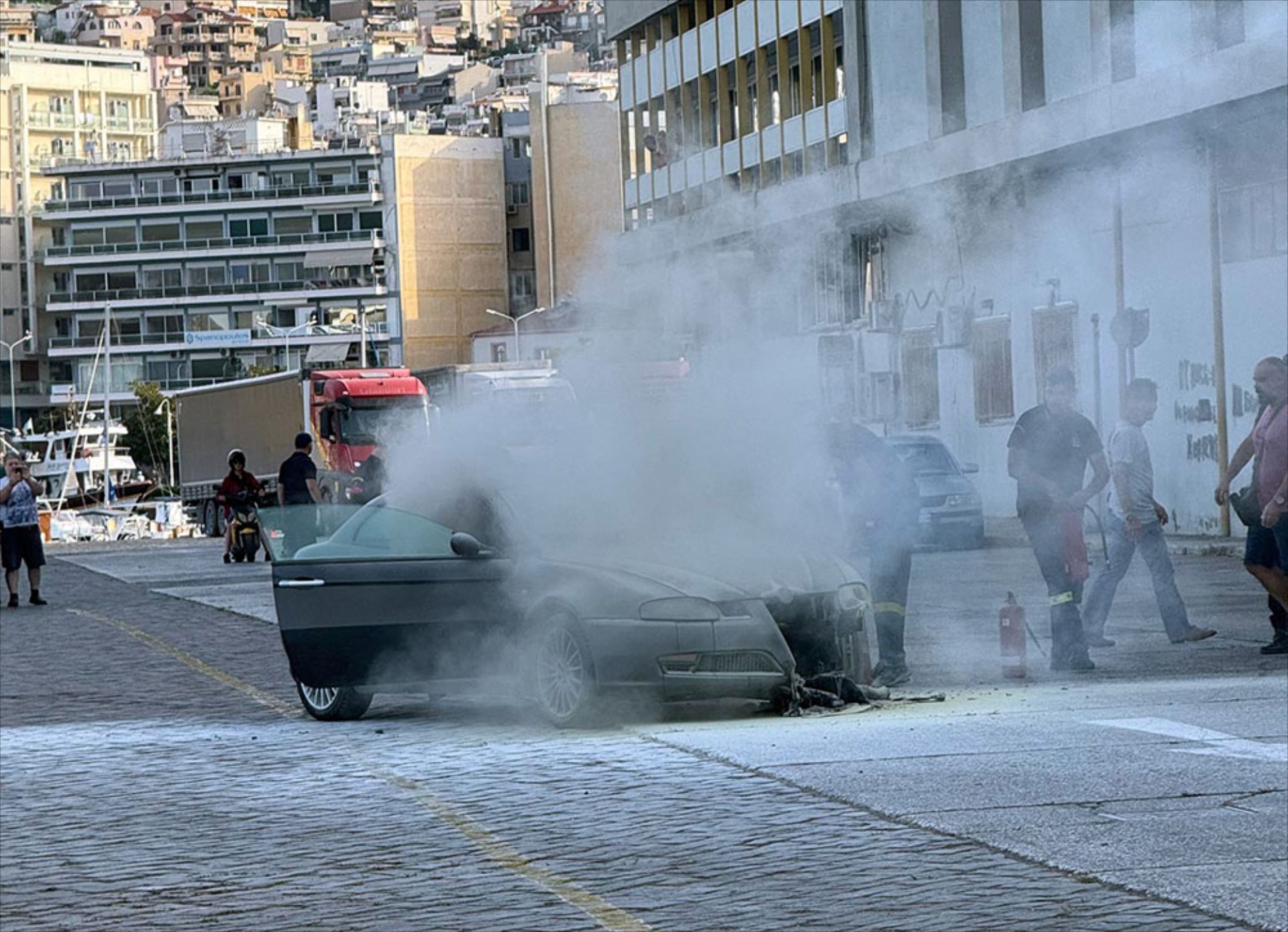 Αυτοκίνητο πήρε φωτιά πριν μπει στο πλοίο – Είχε πάνω από 40% βενζίνη!
