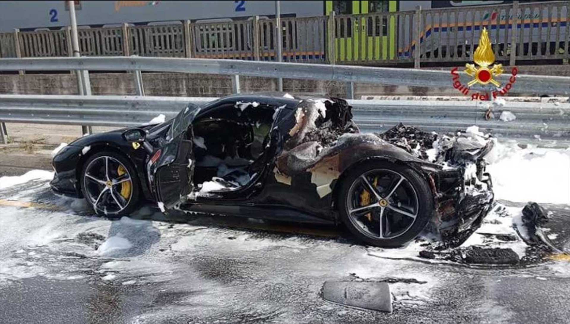Έλιωσε καινούρια Ferrari στη μέση του δρόμου [εικόνες-video)