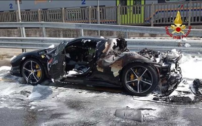 Έλιωσε καινούρια Ferrari στη μέση του δρόμου [εικόνες-video)