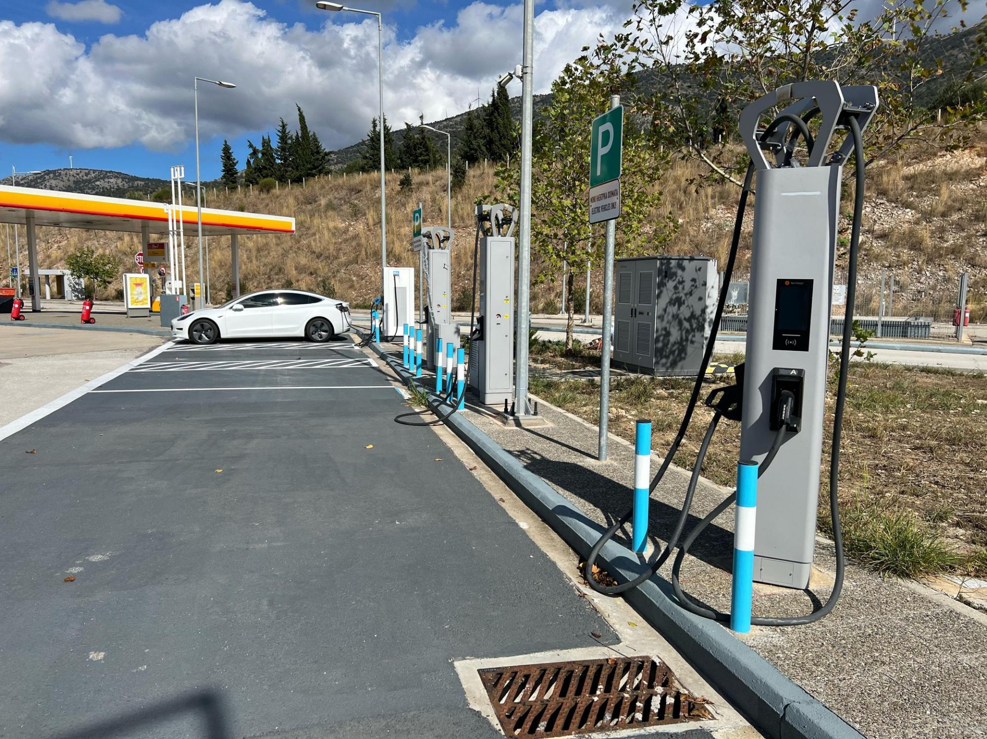 Πόσα και ποια ΣΕΑ έχουν φορτιστές για ηλεκτρικά αυτοκίνητα; Πόσο γρήγοροι είναι;