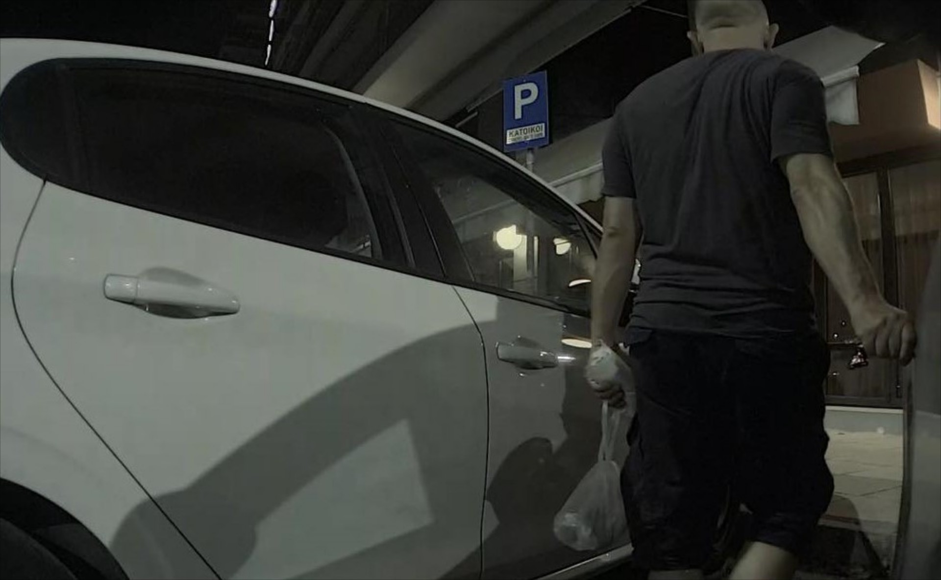 Ελλάδα: Tesla τσάκωσε άντρα να χαράσσει το αυτοκίνητο με κλειδί