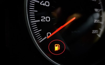 Πόσα χιλιόμετρα μπορώ να κάνω με αναμμένο λαμπάκι βενζίνης;
