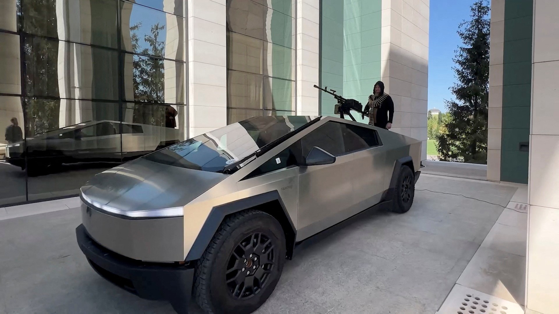 Έκανε δώρο στον Kadyrov το Cybertruck ο Elon Musk; Τι απαντάει; 