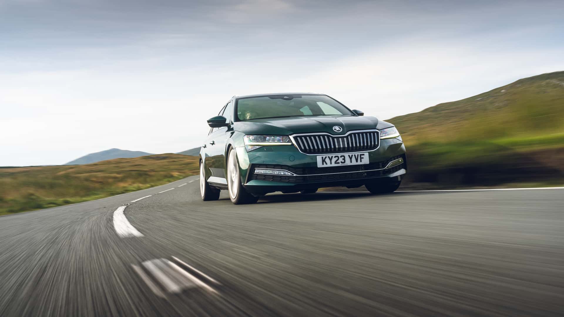 Δεν φαντάζεσαι πόσα άλογα έχει αυτό το Skoda Superb!
