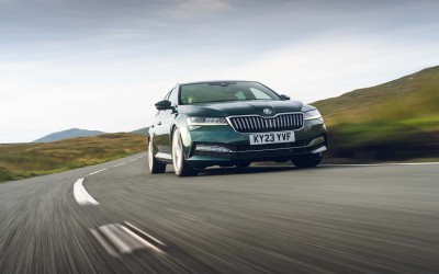 Δεν φαντάζεσαι πόσα άλογα έχει αυτό το Skoda Superb!