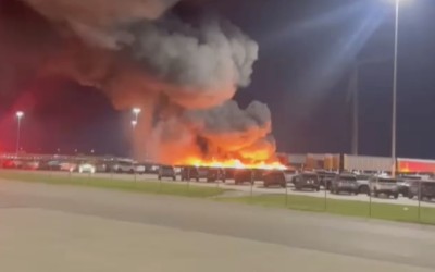 Τεράστια φωτιά σε πάρκινγκ με ηλεκτρικά – Κάηκαν πάνω από 50 αυτοκίνητα [video]