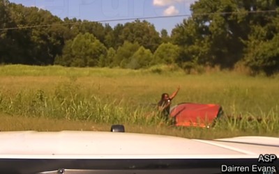 Ο οδηγός της χρονιάς: Πέρασε 2 κόκκινα, τράκαρε και ήπιε μια μπύρα [video] 