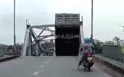 Σοκαριστικό video: Γέφυρα καταρρέει και «καταπίνει» 12 οχήματα