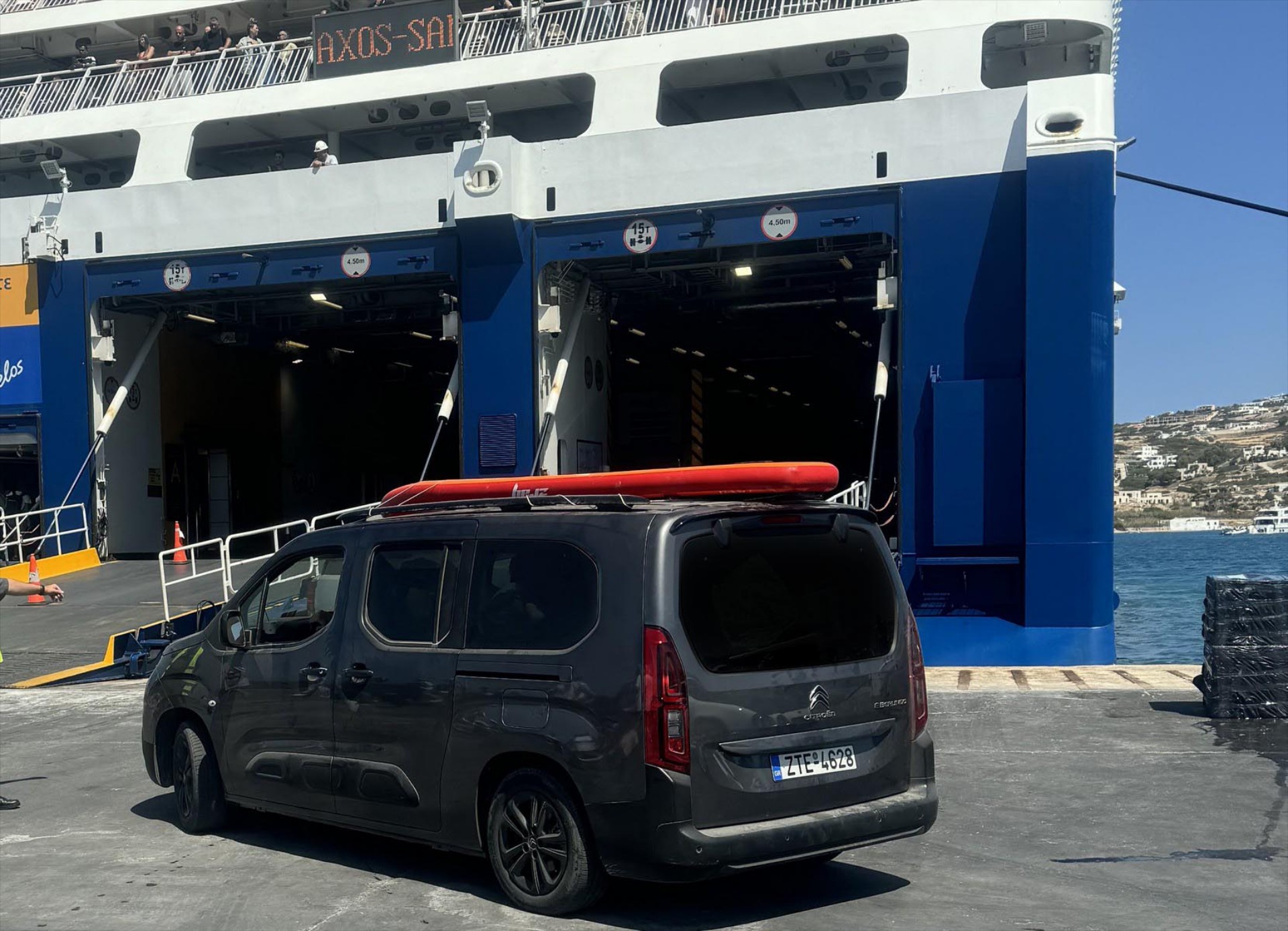 Μπήκαμε σε 3 πλοία με ηλεκτρικό αυτοκίνητο – Σε πόσα μας έλεγξαν;