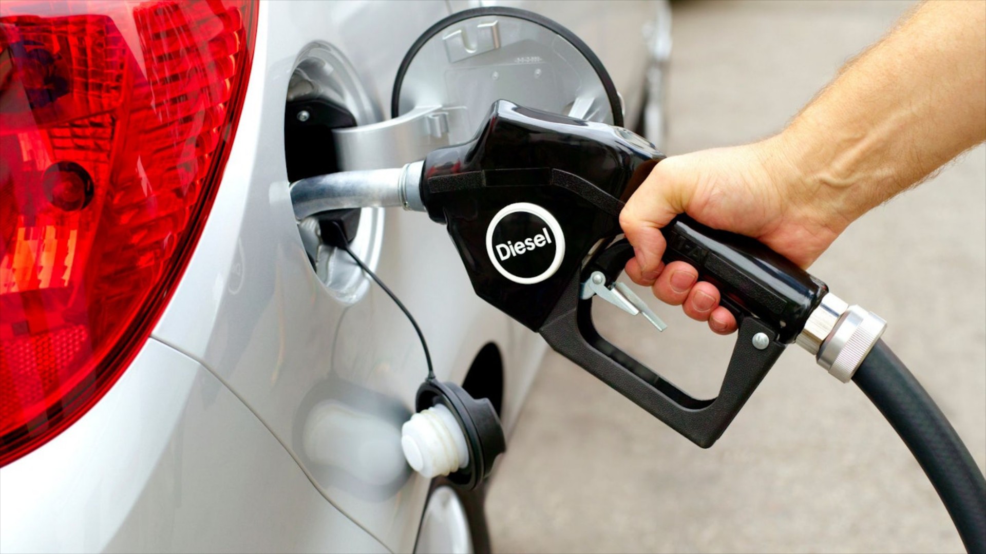 Καταρρέει το diesel στην Ελλάδα – Τα ηλεκτρικά κάνουν τριπλάσιες πωλήσεις