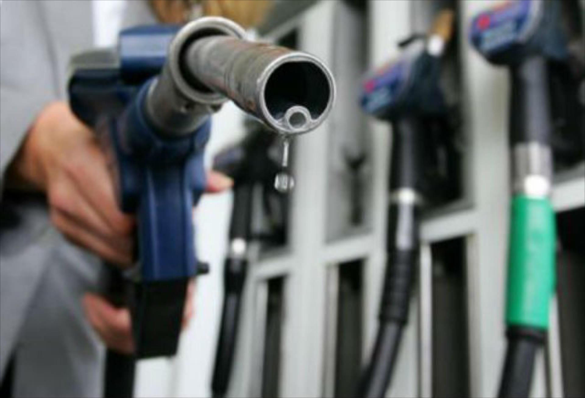 Τι είναι αυτή η τρύπα στη μάνικα της βενζίνης;