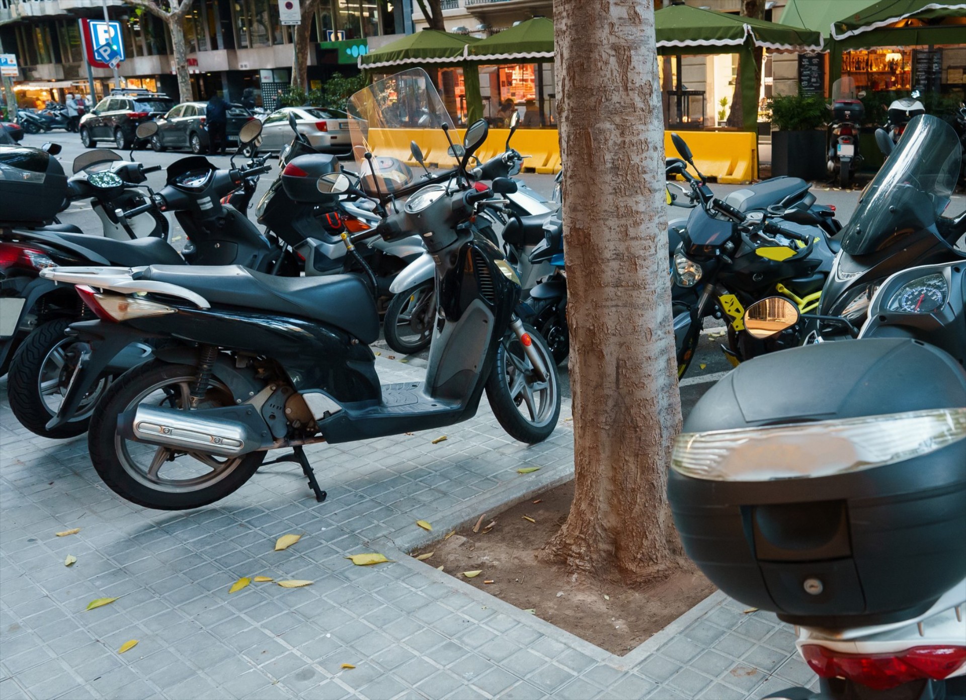Είναι νόμιμο το παρκάρισμα των μοτοσικλετών στο πεζοδρόμιο;