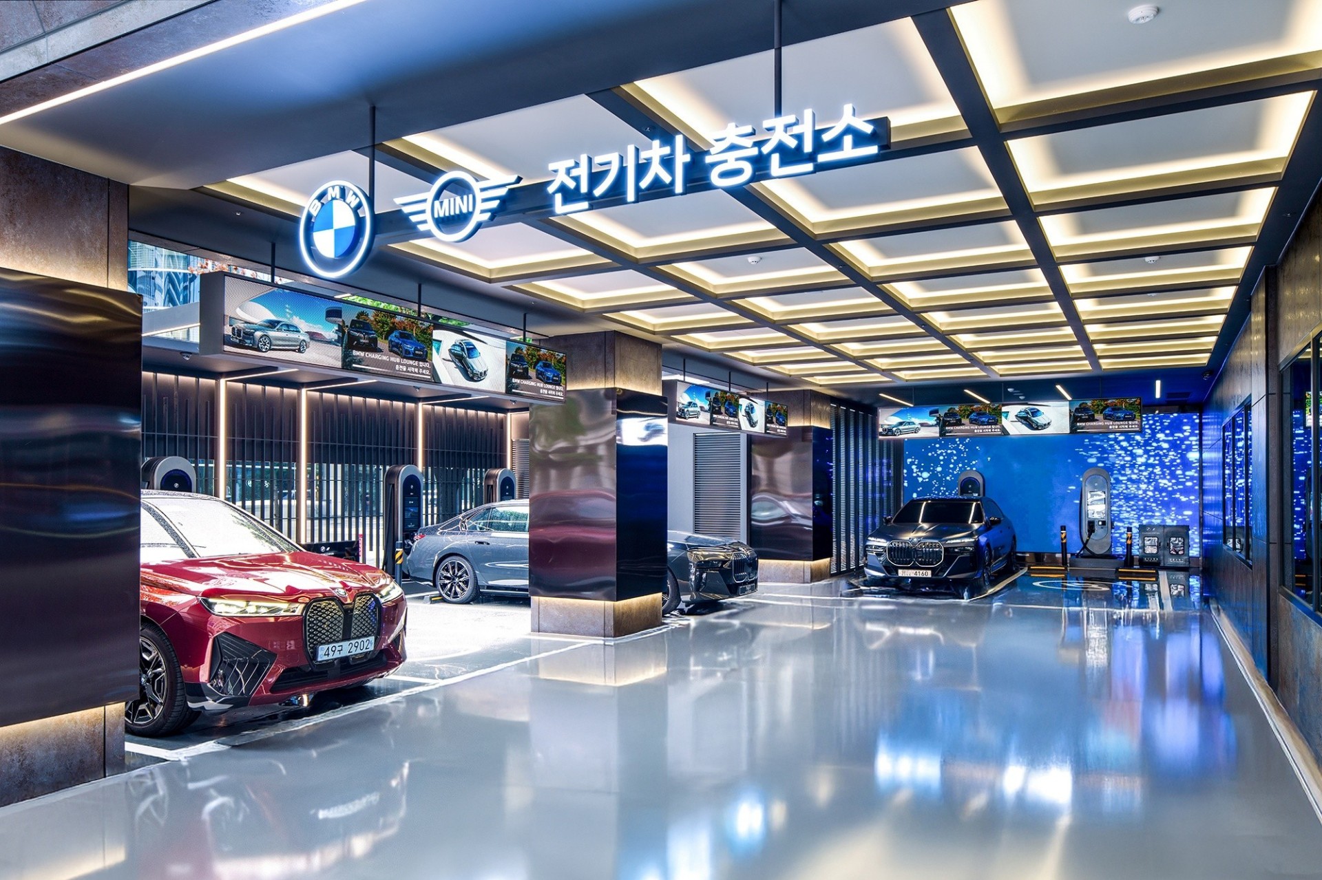 Η BMW ανοίγει χώρο φόρτισης με 6 ταχυφορτιστές ισχύος 200 kW σε συνεργασία με την LG