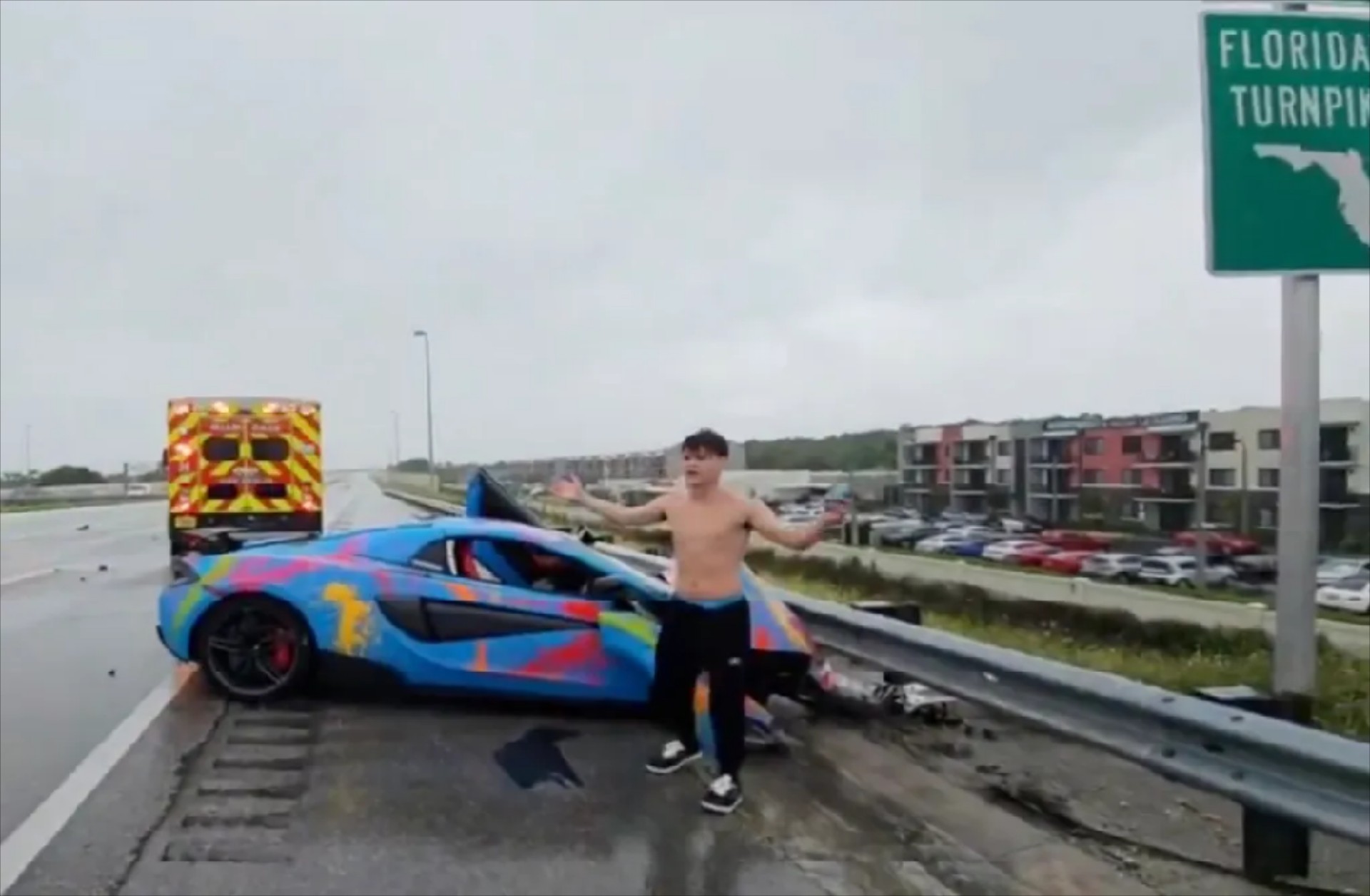 Youtuber τρακάρει τη McLaren σε live video – Είχε το κινητό στα χέρια ενώ οδηγούσε