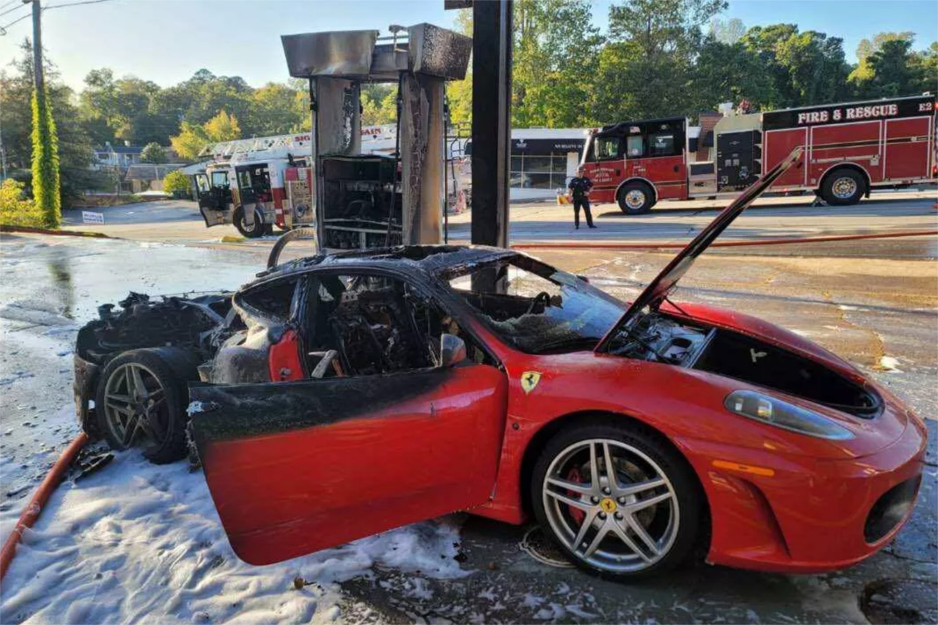 Ferrari καταστράφηκε σε πρατήριο! Τι συνέβη;