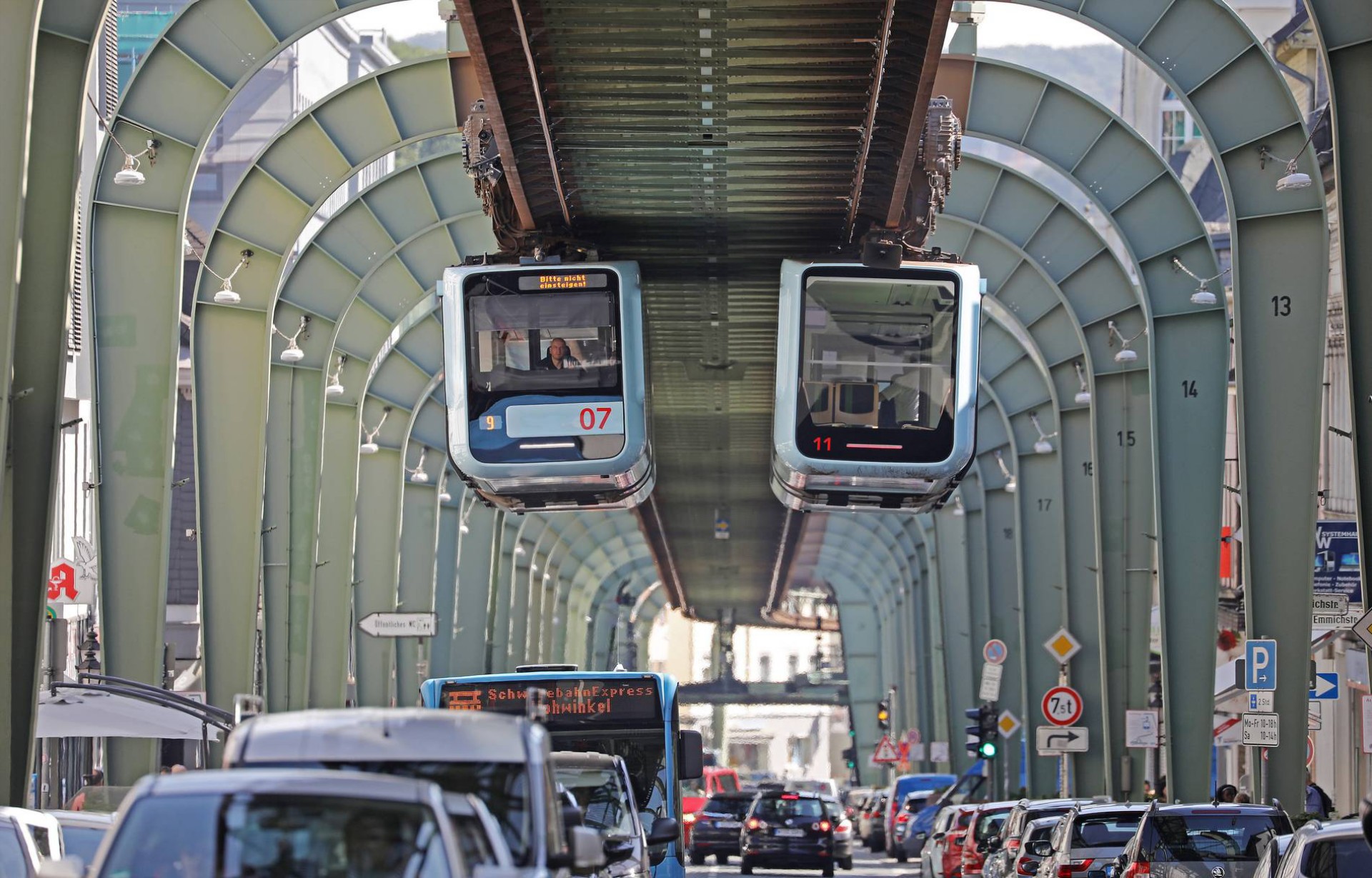 Το «κρεμαστό» τρένο της Γερμανίας που περνά πάνω από τα αυτοκίνητα