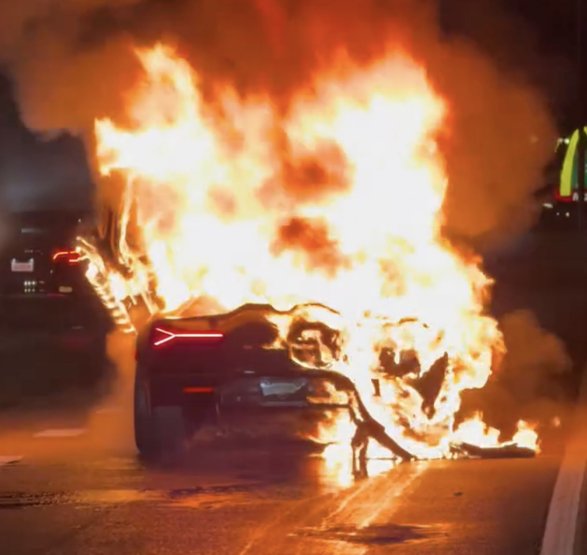 Κάηκε ολοσχερώς Lamborghini Revuelto – Έφταιγε η aftermarket εξάτμιση ή το υβριδικό σύστημα; [video] 