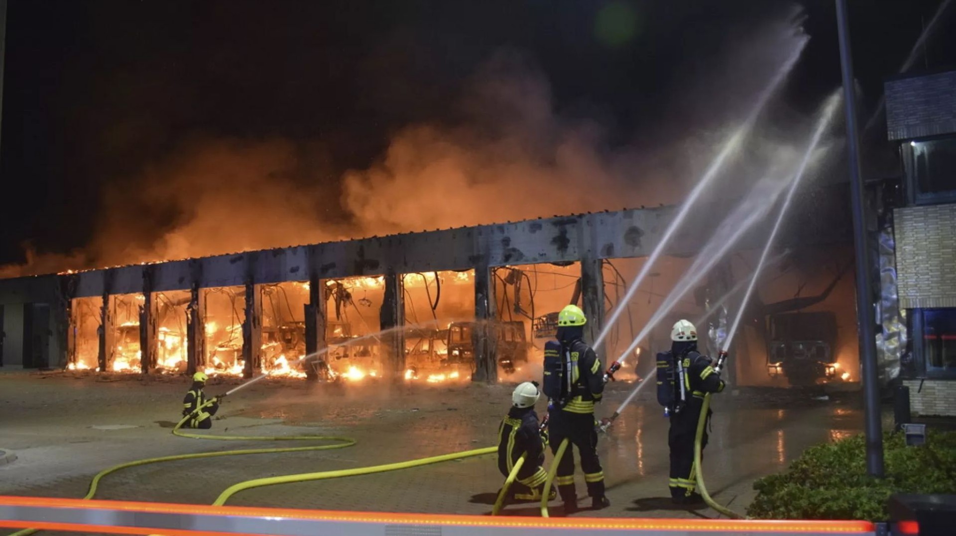 Ηλεκτρικό πήρε φωτιά μέσα σε πυροσβεστικό σταθμό - Κάηκαν τα πάντα 