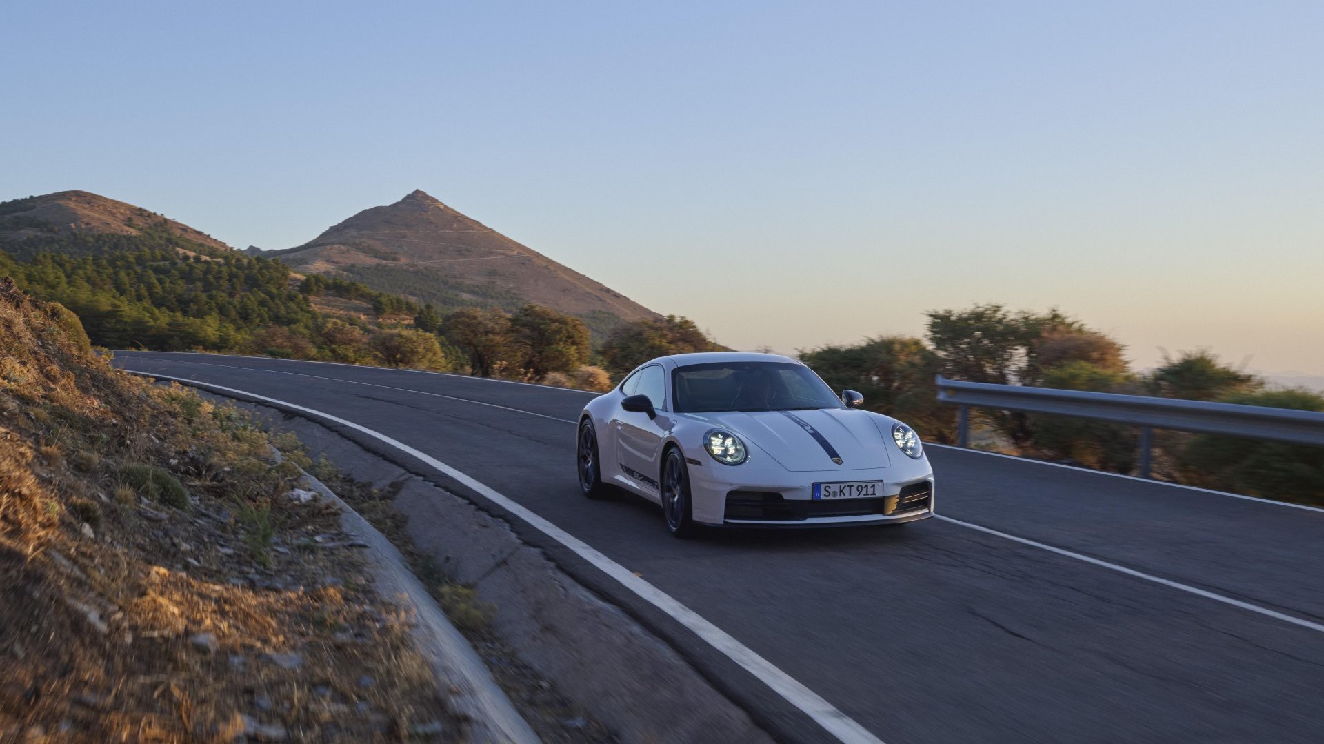 Αποκλειστικά με χειροκίνητο σασμάν η νέα Porsche 911 Carrera T