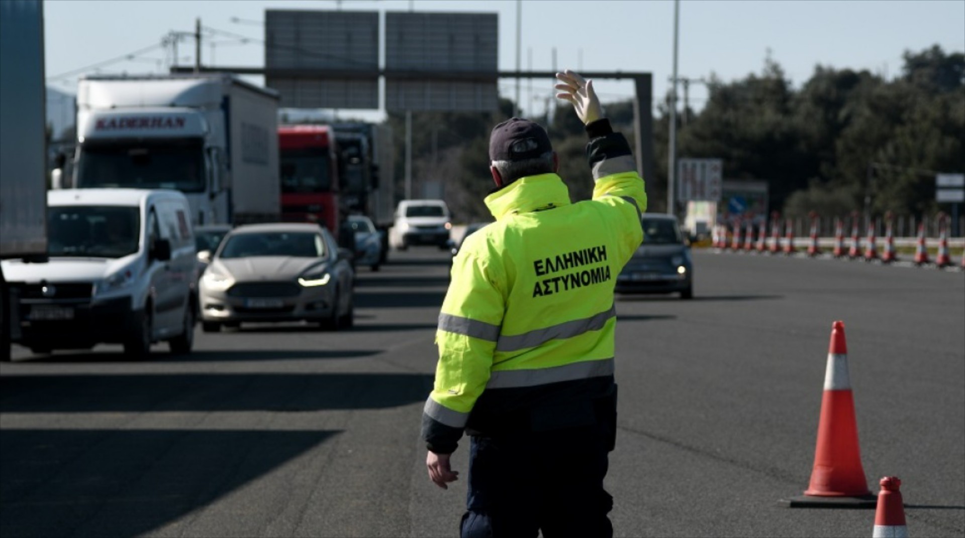 Τον έπιασαν στα διόδια Αττικής με 2 κιλά ηρωίνη – Δείτε στο video που την είχε κρύψει 