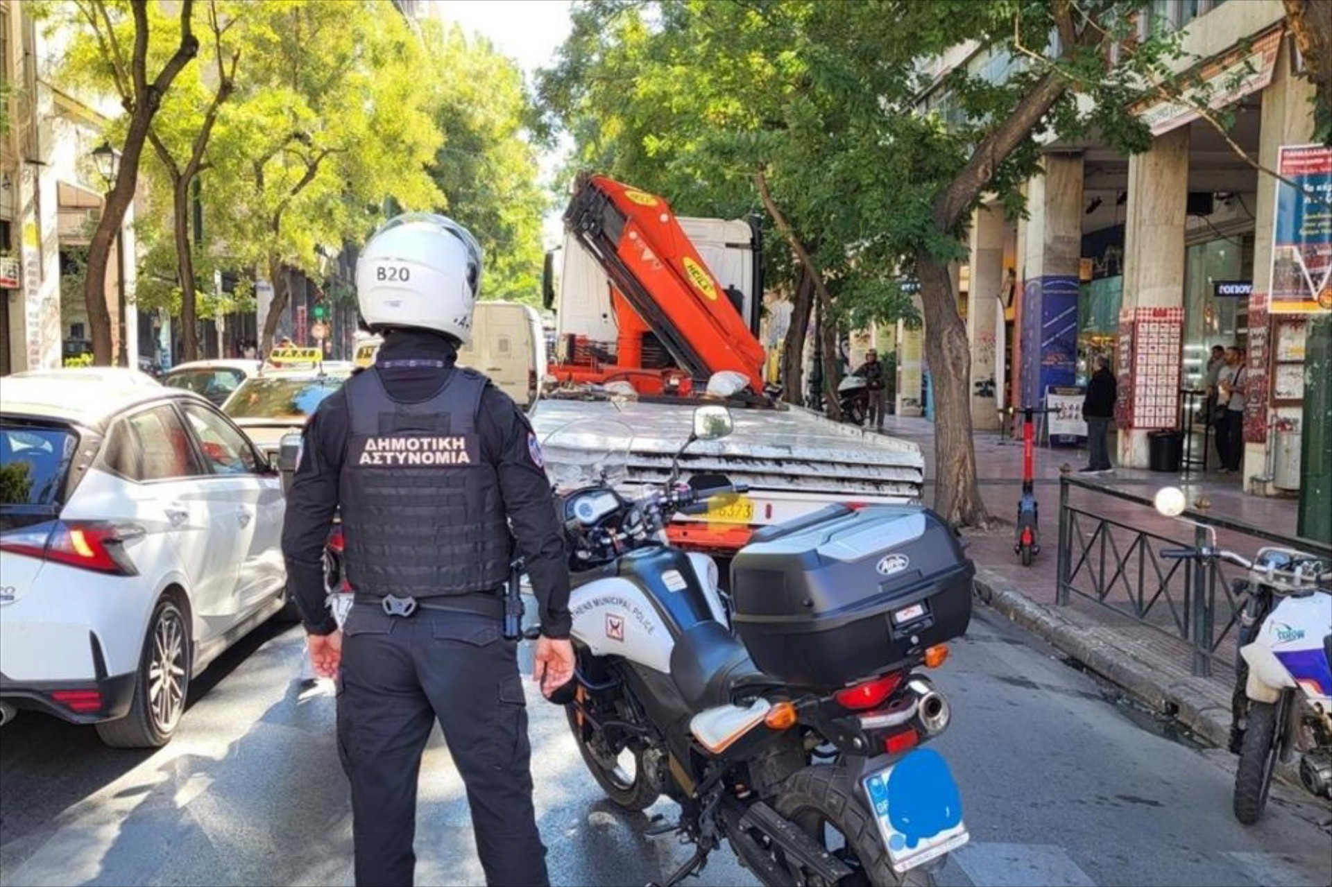 Μεγάλο ντου στο κέντρο της Αθήνας – Σηκώνουν τις μηχανές από τα πεζοδρόμια