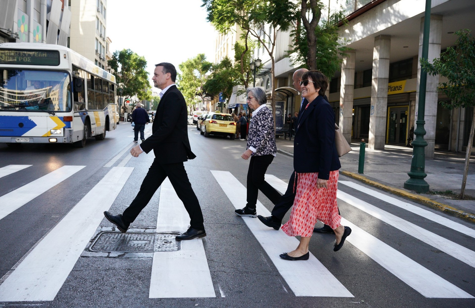 Ο Δήμαρχος Αθήνας σε πόζα Beatles – Τι θέλει να δείξει