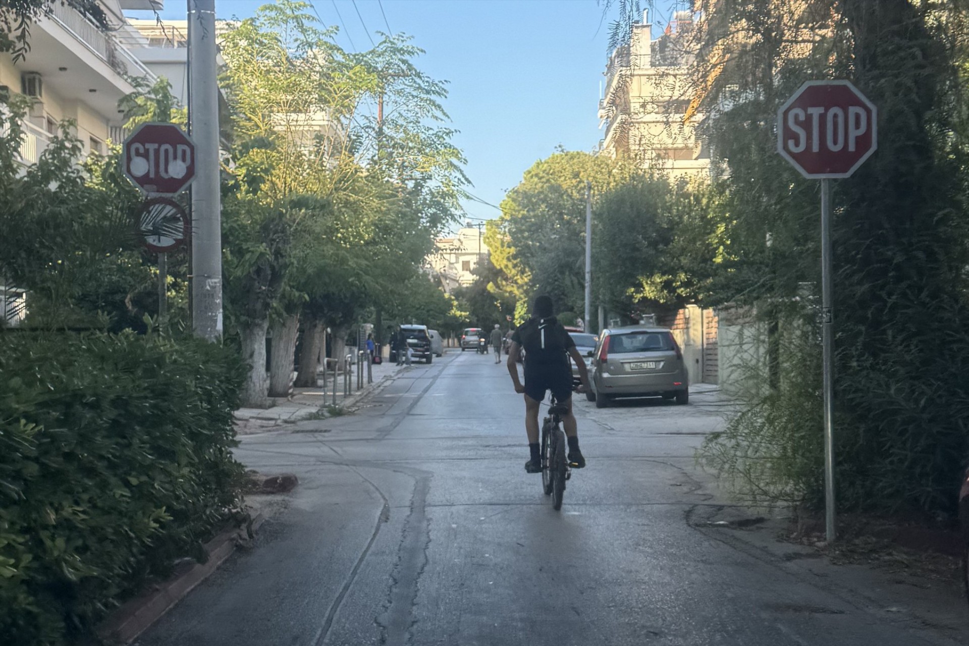 Επιτρέπεται ένας ποδηλάτης να κινείται στη μέση του δρόμου; Τι λέει ο νόμος