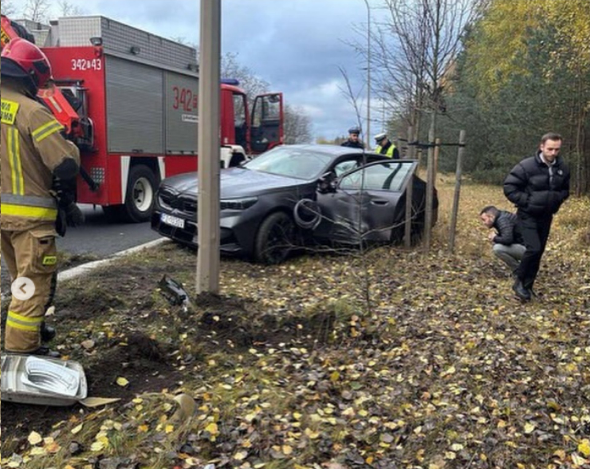 Το πρώτο ατύχημα με τη νέα BMW M5 – Υπάλληλος αντιπροσωπείας την έριξε σε δέντρο