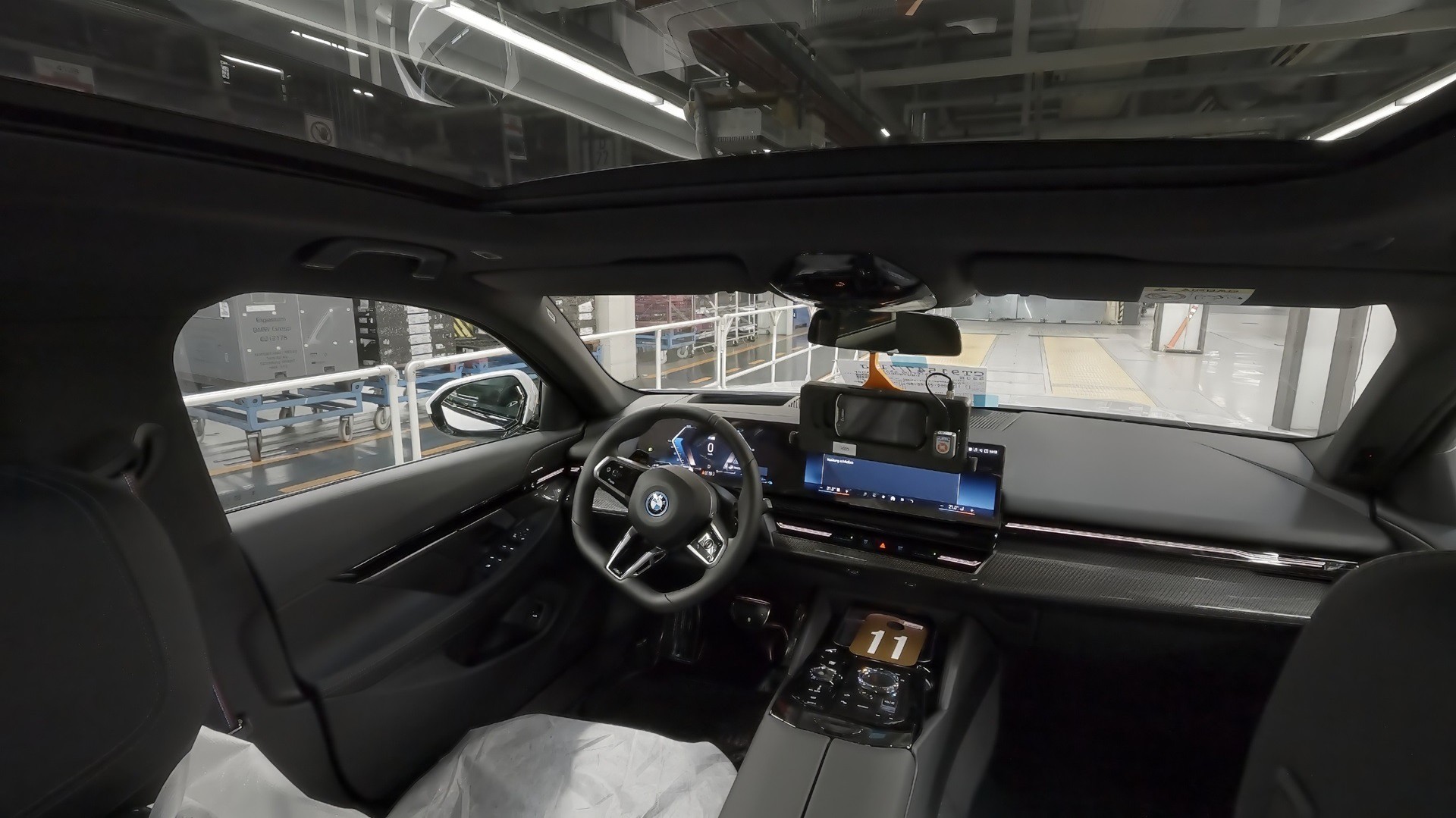 Η επαναστατική τεχνολογία της BMW – Τα μοντέλα της κινούνται χωρίς οδηγούς στα εργοστάσια της