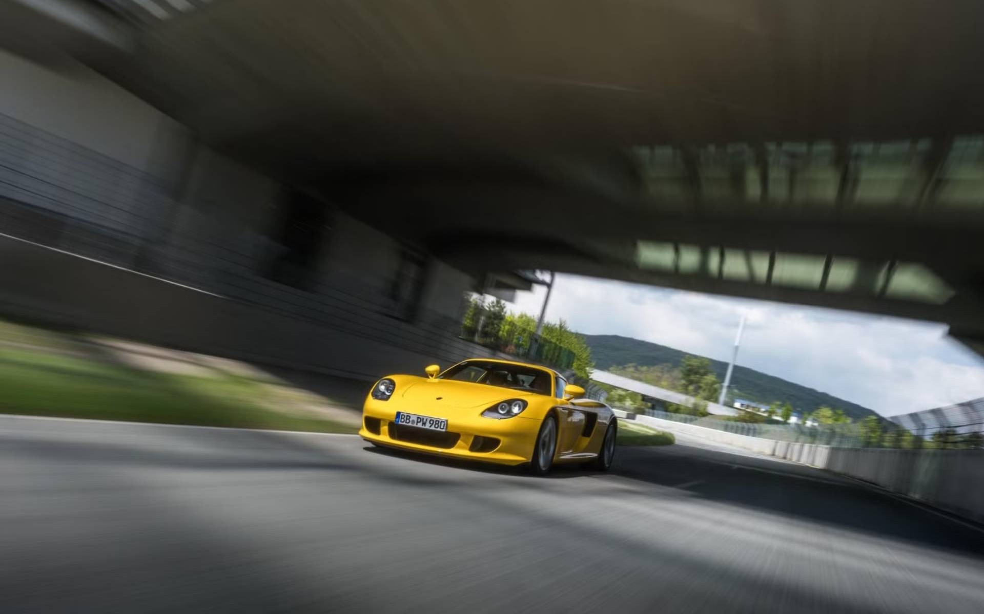 Δες τι έκανε η Porsche Carrera GT στο Nurburgring με μια τετράδα νέα ελαστικά! [video]