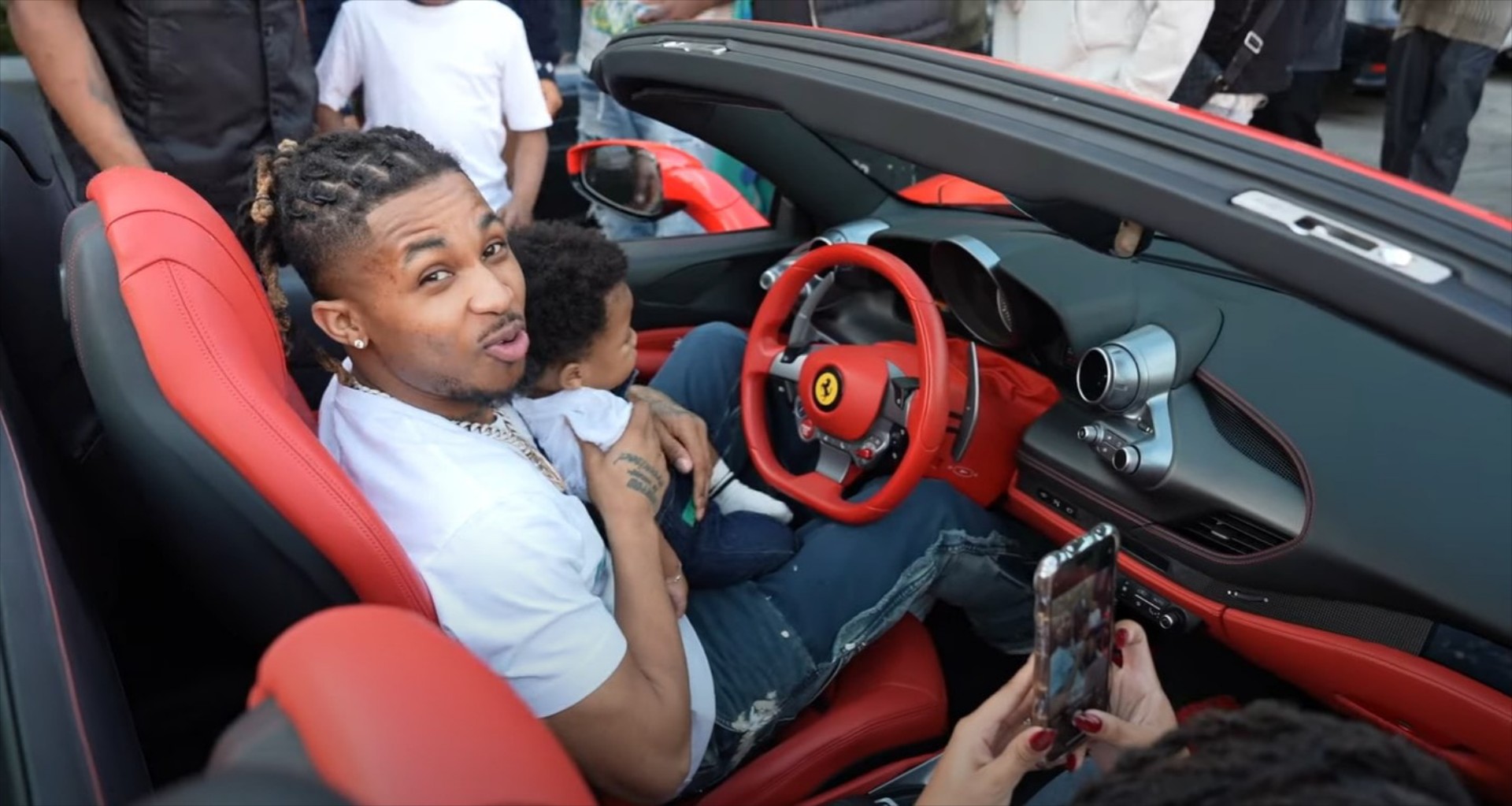 Παιδί ενός έτους απέκτησε Ferrari F8 Tributo – Δώρο από τον πατέρα του