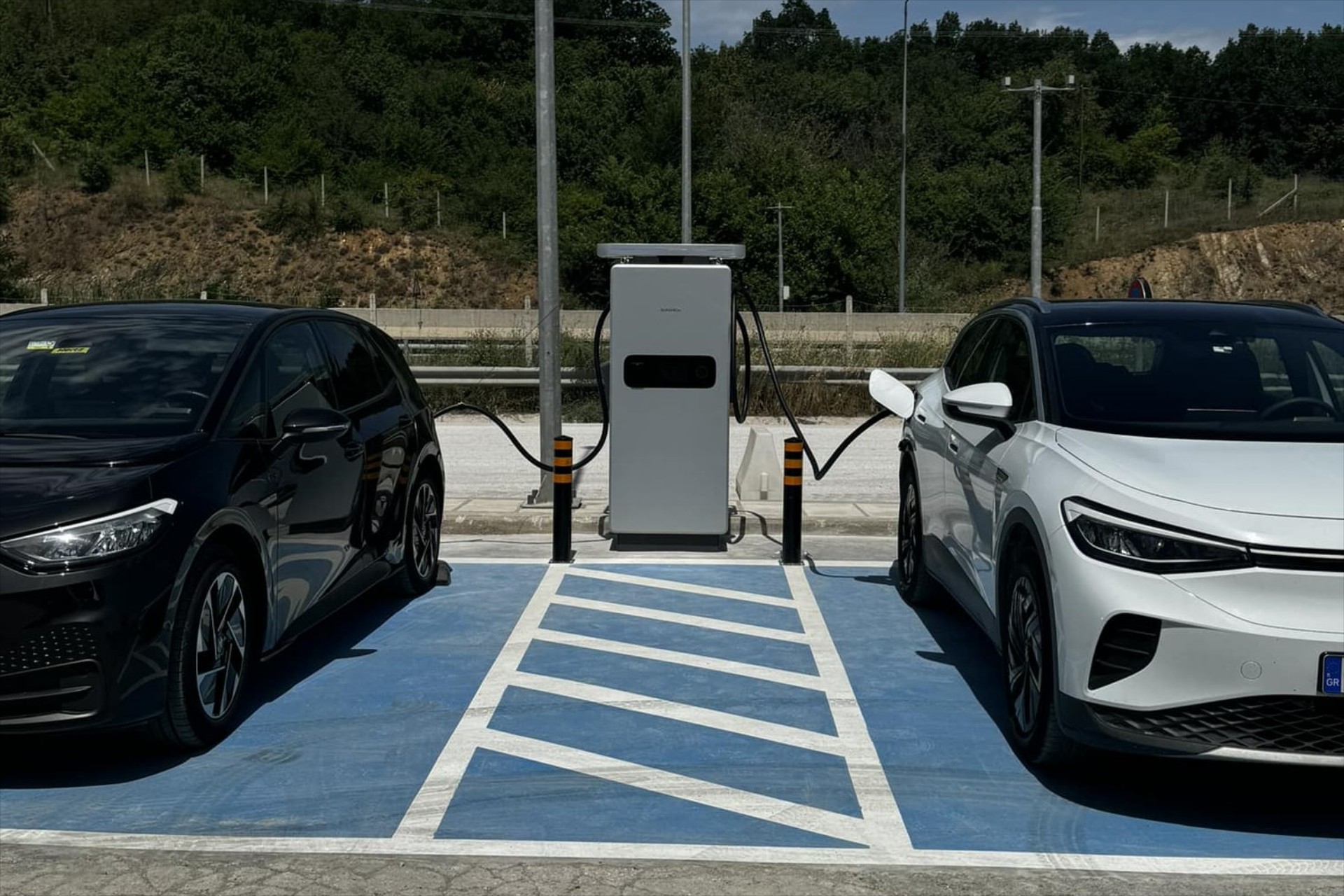 Νέος ταχυφορτιστής στην εθνική οδό με χαμηλή τιμή – Δείτε πού βρίσκεται 