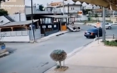 Αττική: Αυτοκίνητο παραβίασε το STOP, τράκαρε και τούμπαρε [δες live το video] 