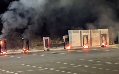 Εμπρησμός σε φορτιστές Tesla –  Έκαψαν και 12 αυτοκίνητα [video]