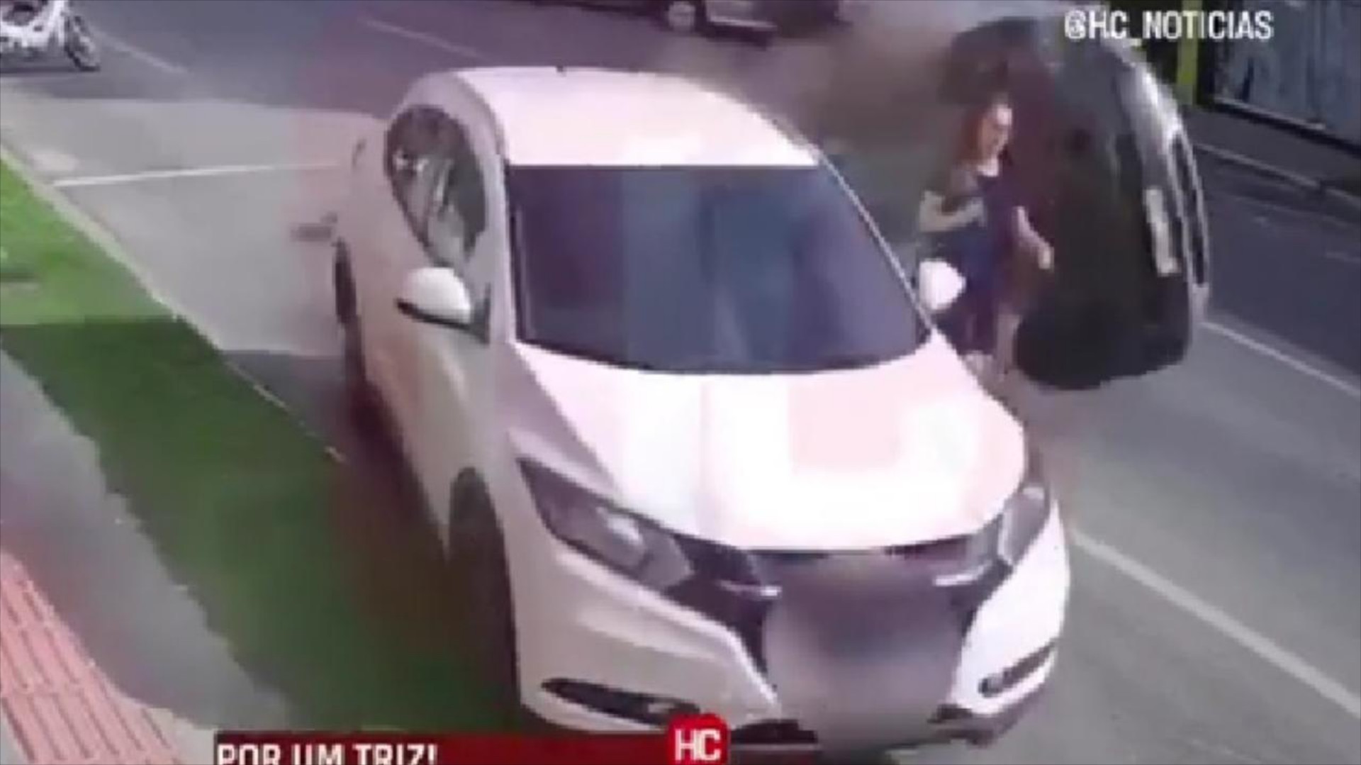 Αυτοκίνητο πέρασε από πάνω της! Δεν θα πιστέψεις πως γλίτωσε! [video]