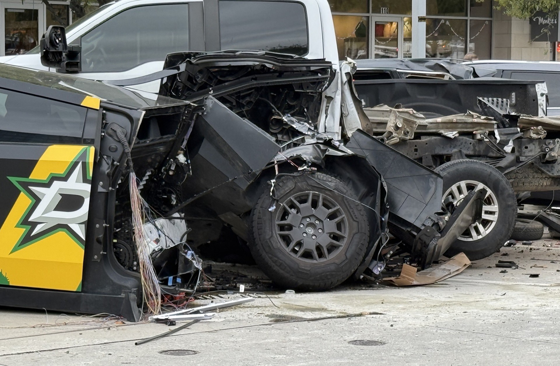Tesla Cybertruck κόπηκε στα δύο από μία Mercedes - Πώς έγινε;