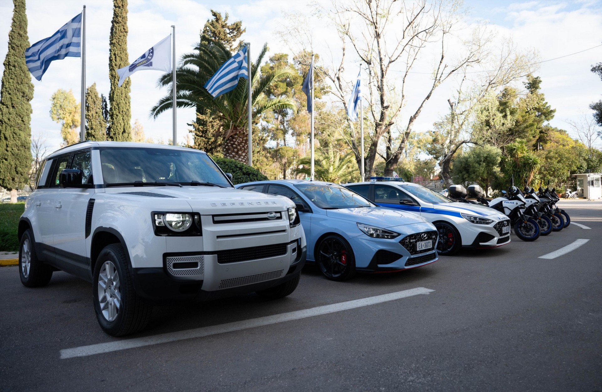 Η Ελληνική Αστυνομία πήρε Land Rover Defender και Hyundai i30 N - Ποιος τα έκανε δώρο